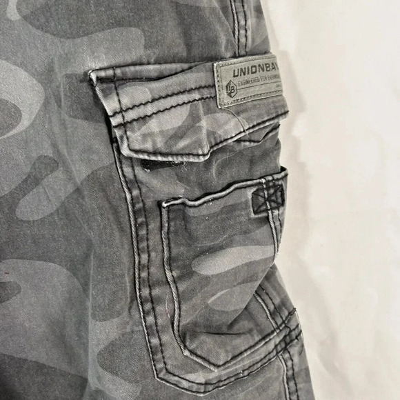 Unionbay Camo Cargo Shorts Men's 42 Grey Button Zip Side Pockets - Picture 5 of 11